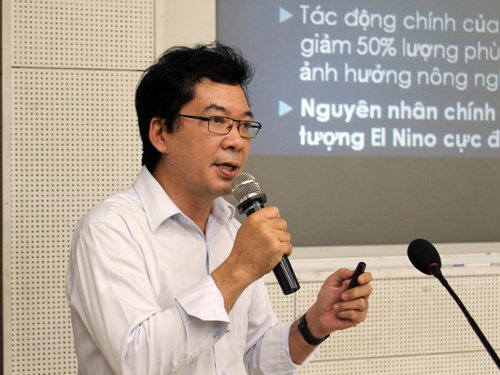 Hậu[-]Giang:[-]Nuôi[-]cá[-]cạnh[-]ống[-]xả[-]thải[-]để[-]cán[-]bộ[-]ăn[-]thẩm[-]định